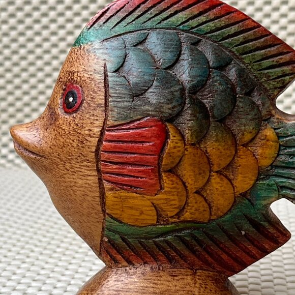 2 Wood Hand Carved Hand Painted Tropical Fishes 4" Tall - Picture 5 of 16